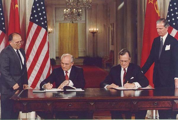 Why didn't USSRs collapse improve #Russia-#West relations? <a href="/v1kasilaeva/">Victoria</a> offers her view: sant.ox.ac.uk/university-con…