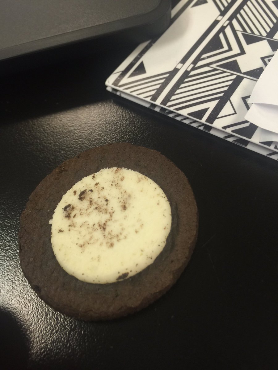 PandasRfetch's tweet photo. @Oreo the lack of frosting makes me sad https://t.co/fgS9uJEtkM