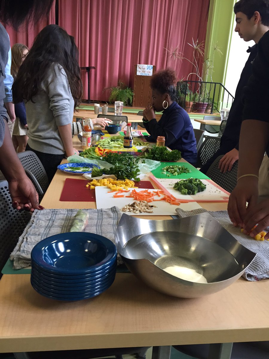 EnviroLunch's tweet photo. Veggie rice wraps! #eattherainbow #FoodEd @ECSInnovator @CKitchenPgh https://t.co/EGyQSj4JtA