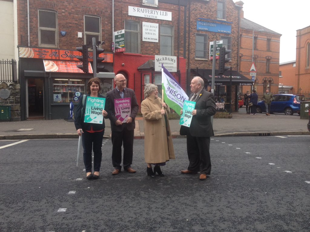 jennifermccann0's tweet photo. At Whiteline picket today at RVH in support of health workers campaign for a living wage #Better4Health https://t.co/EHghmN5eqA