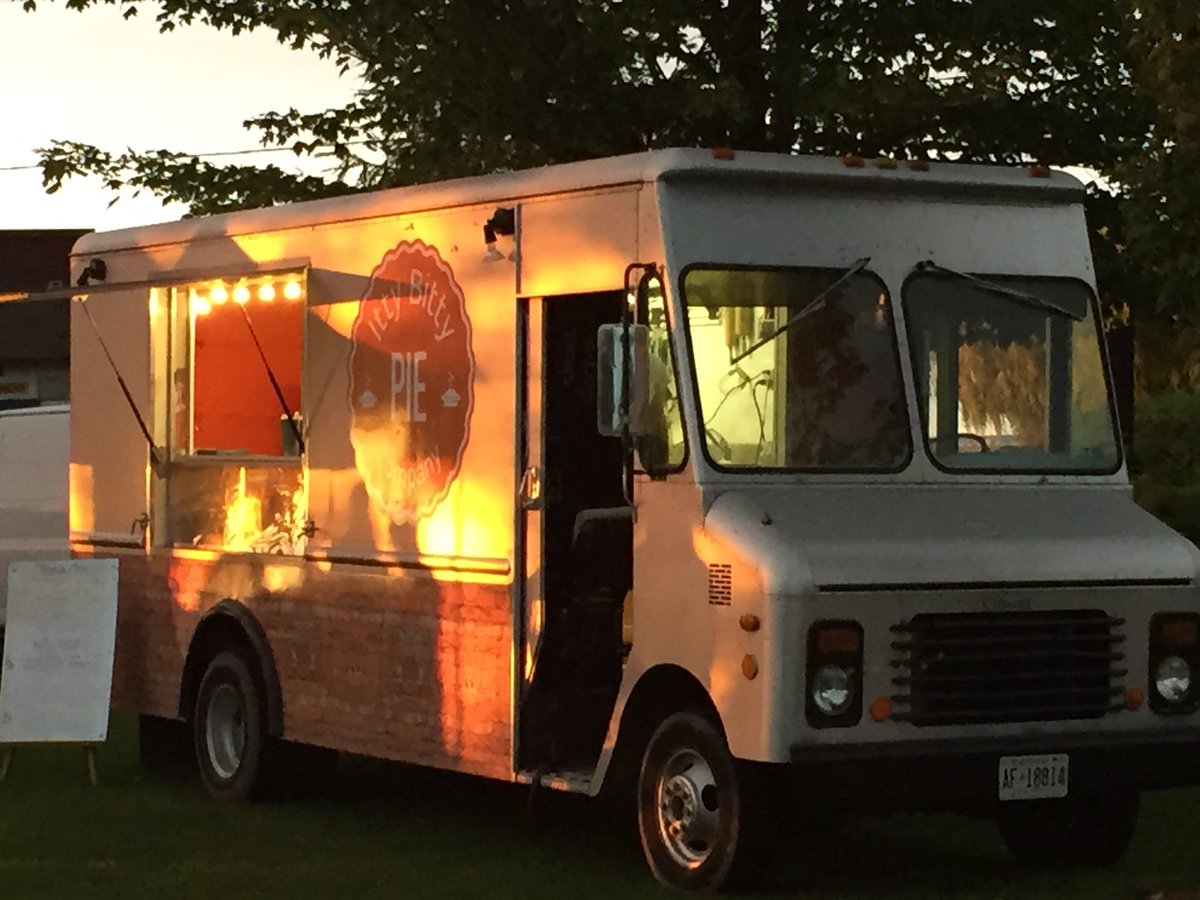 Fist bumps and high fives to the First Ladies of Niagara food trucking on #IWD2016!