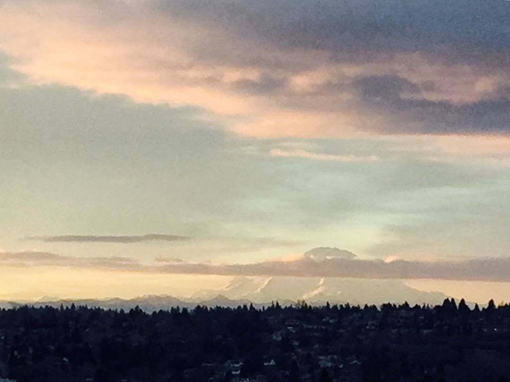 chinookpassnews's tweet photo. At https://t.co/cWRD1inTaa -- She looks surreal and elusive right now. Good morning, mt Rainier! 🌅🏔❤️
.
.
#upperle… https://t.co/Haj2FQWecd