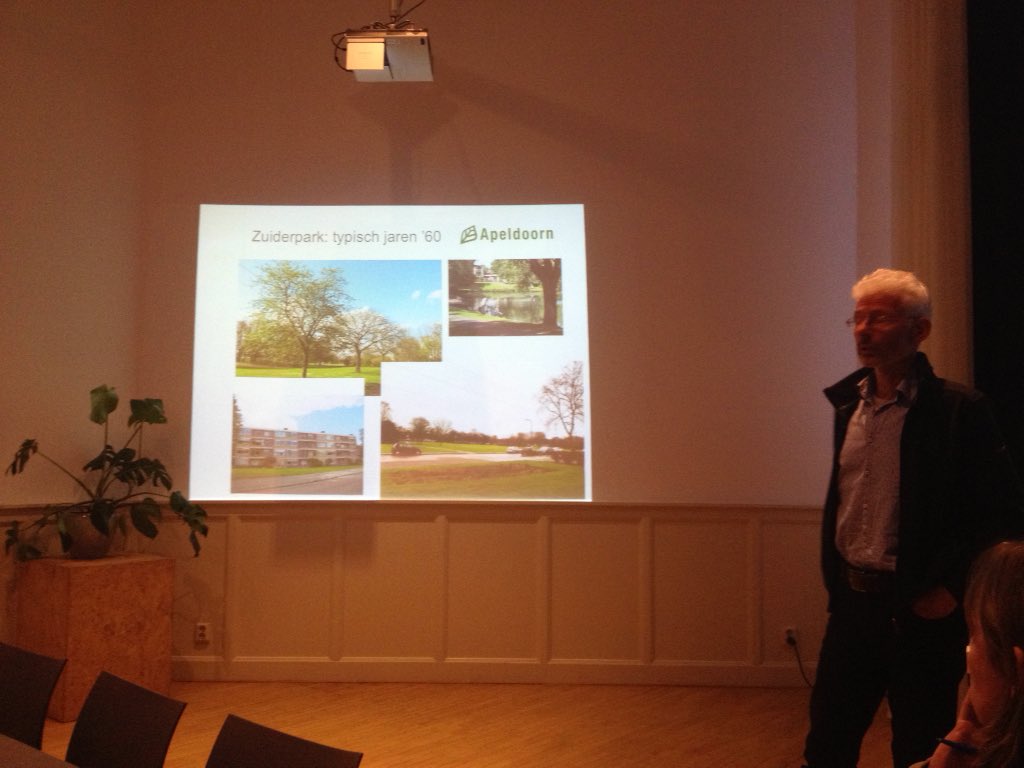 Bijeenkomst 'De waarden van natuur in de stad' in volle gang. Henk Kuijpers (Apeldoorn) presenteert casus Zuiderpark