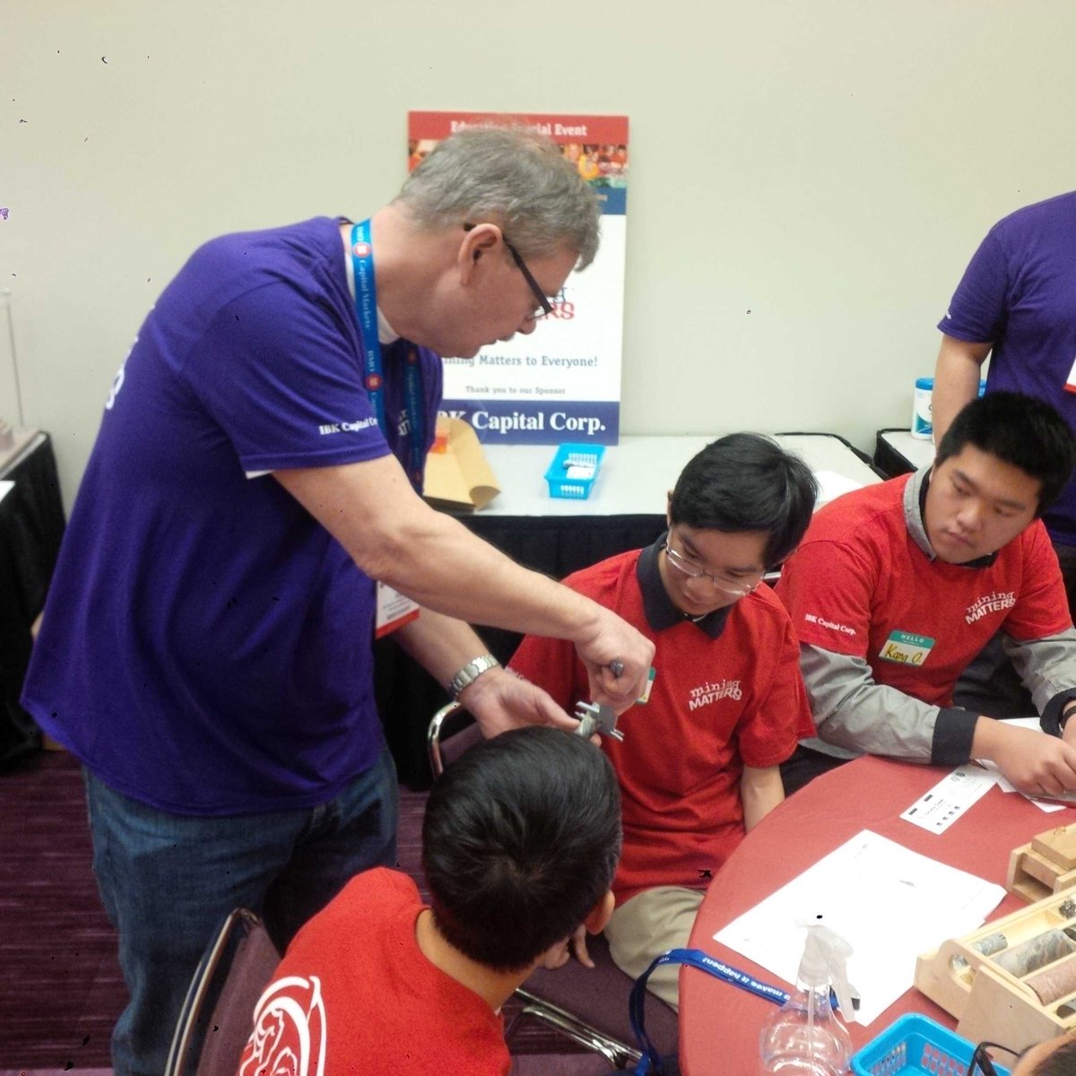 mmSchoolProgram's tweet photo. Jeff of UW Earth Sciences Museum showing students how to use the Vernier caliper #mmschoolprogram #PDAC2016 https://t.co/fOt8ALqhfi