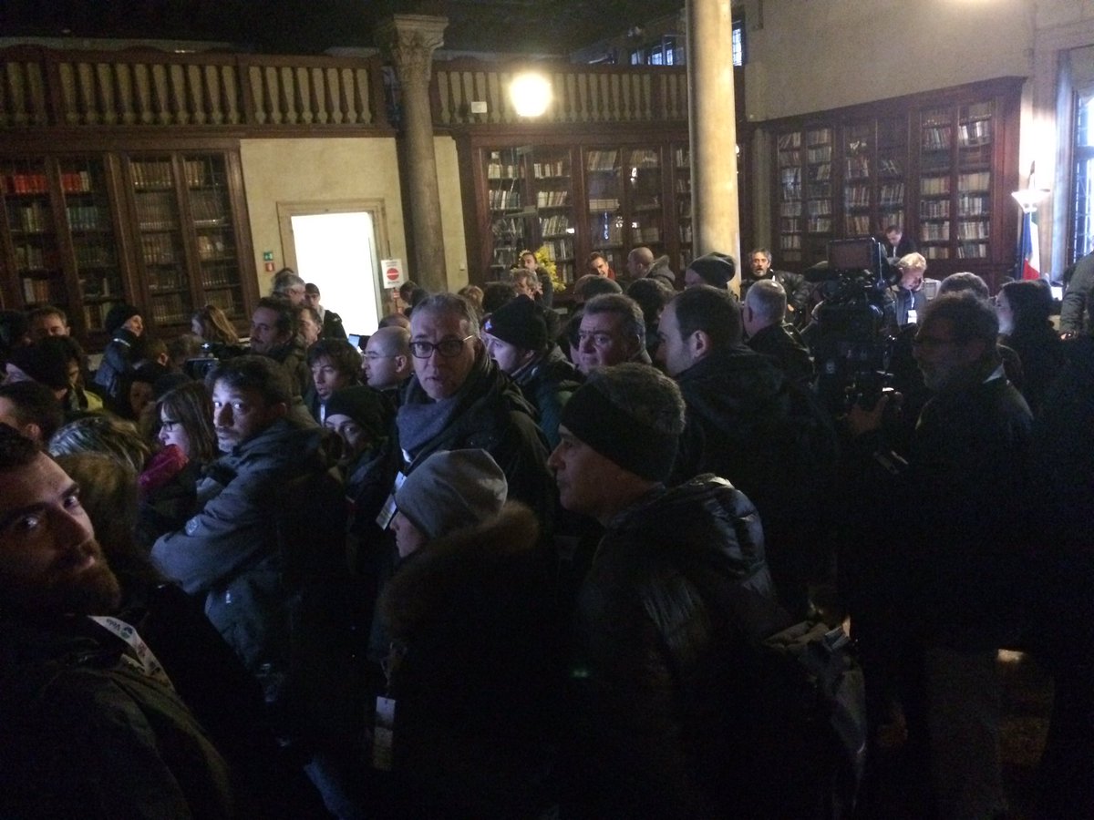 #venise #RenziHollande la stampa 'imprigionata' in sala Piovego