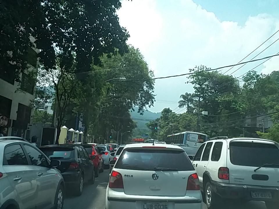 LEOKOVANSKI's tweet photo. @bandnewsfmrio subida da grajau jacarepagua completamente parada... trânsito já deu um nó! #tresrios https://t.co/nIapYXSzWw