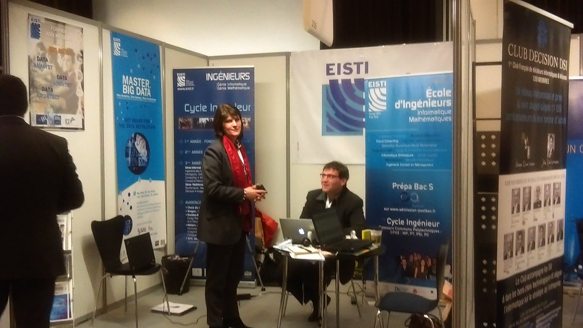 CY__Tech's tweet photo. Dernières heures au salon #BigData. Belles retrouvailles d'anciens diplômés. Merci à tous vos témoignages ! https://t.co/hShOS6W05Z