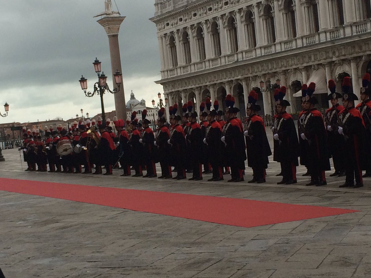 #venisse #RenziHollande picchetto d'onore