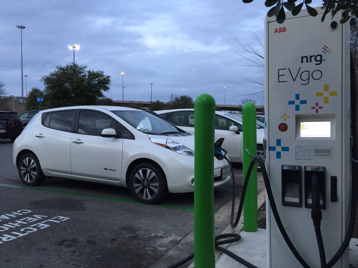 benkweller's tweet photo. I've been trying out a @Nissan Leaf for a week and I LOVE IT!!!!! #sofuntodrive #iwantone @NissanUSA https://t.co/MsKvH2RjKB