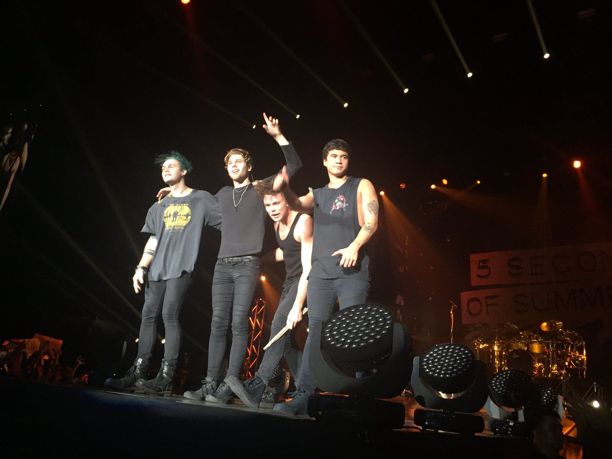 BowerxDepp's tweet image. Thank you @5SOS for making it the best time I've ever had. I love you &amp;amp; see you again soon  #5SOSBKK 
#SLFLBangkok