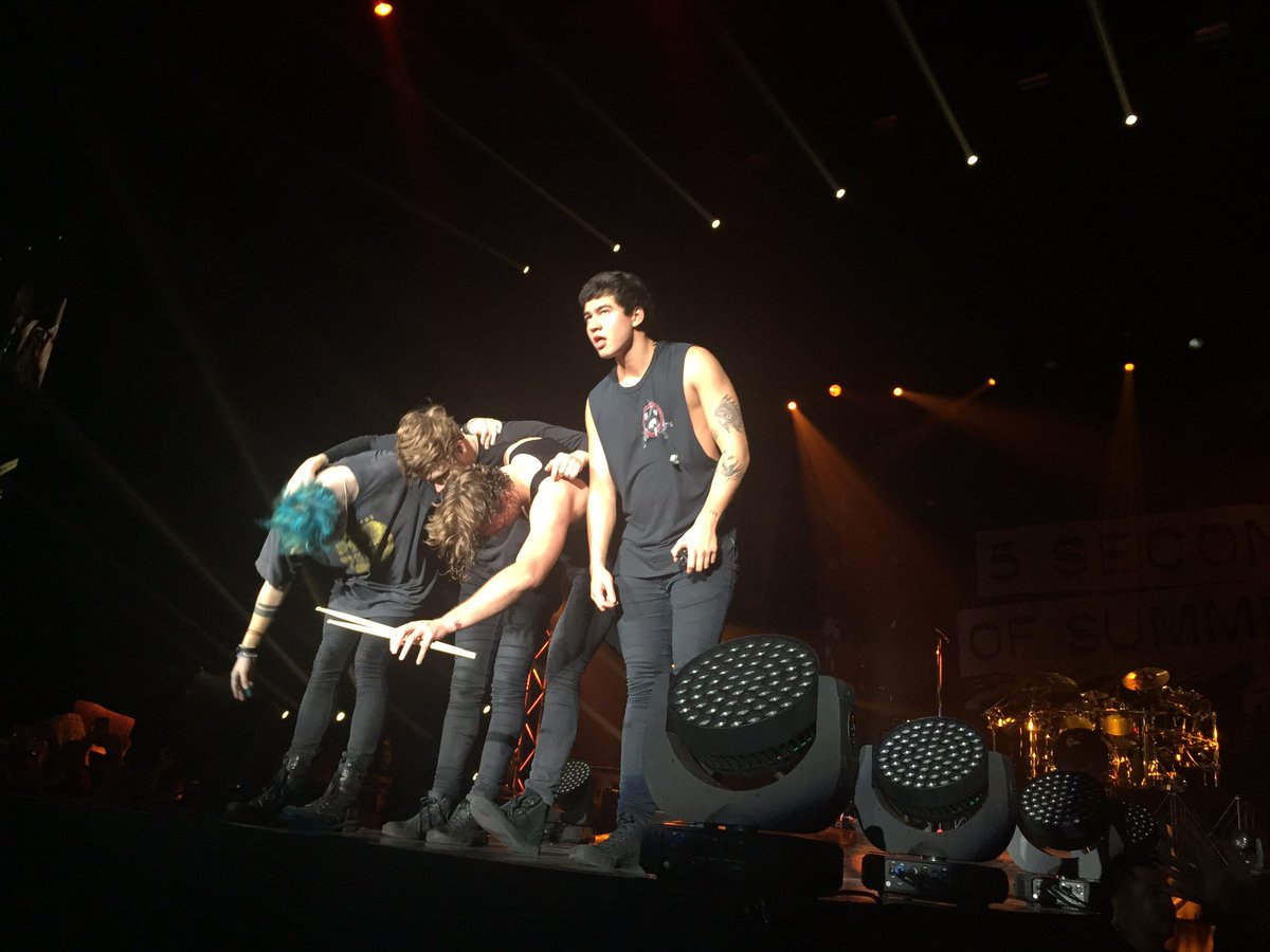 BowerxDepp's tweet image. Thank you @5SOS for making it the best time I've ever had. I love you &amp;amp; see you again soon  #5SOSBKK 
#SLFLBangkok