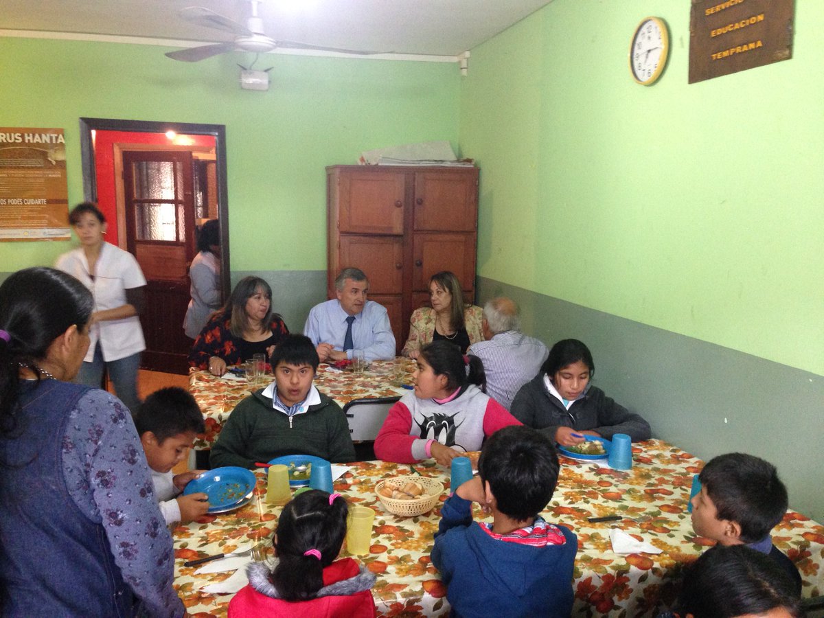 GobiernoJujuy's tweet photo. @MoralesGerardo1 verifica el correcto desempeño del #ProgramaNutricional para Escuelas y #SistemaDeComedores #Jujuy https://t.co/k4bkU9hkKS