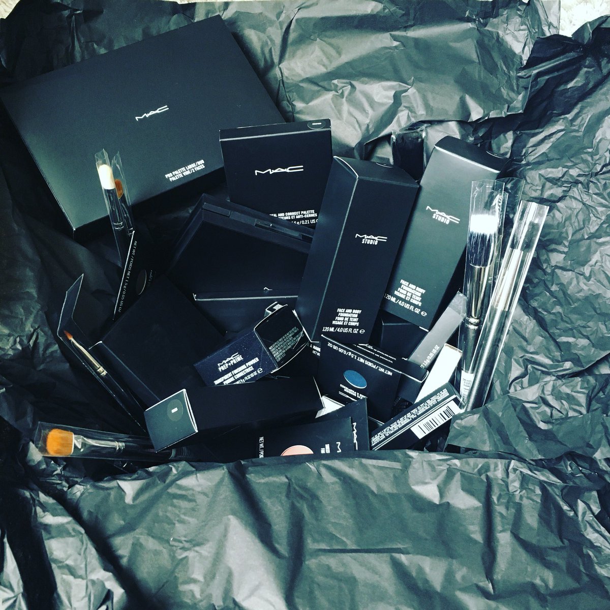 ChanelleHmakeup's tweet photo. Stocking up for my kit 🙋🏻😍 https://t.co/Vkq589dzn4