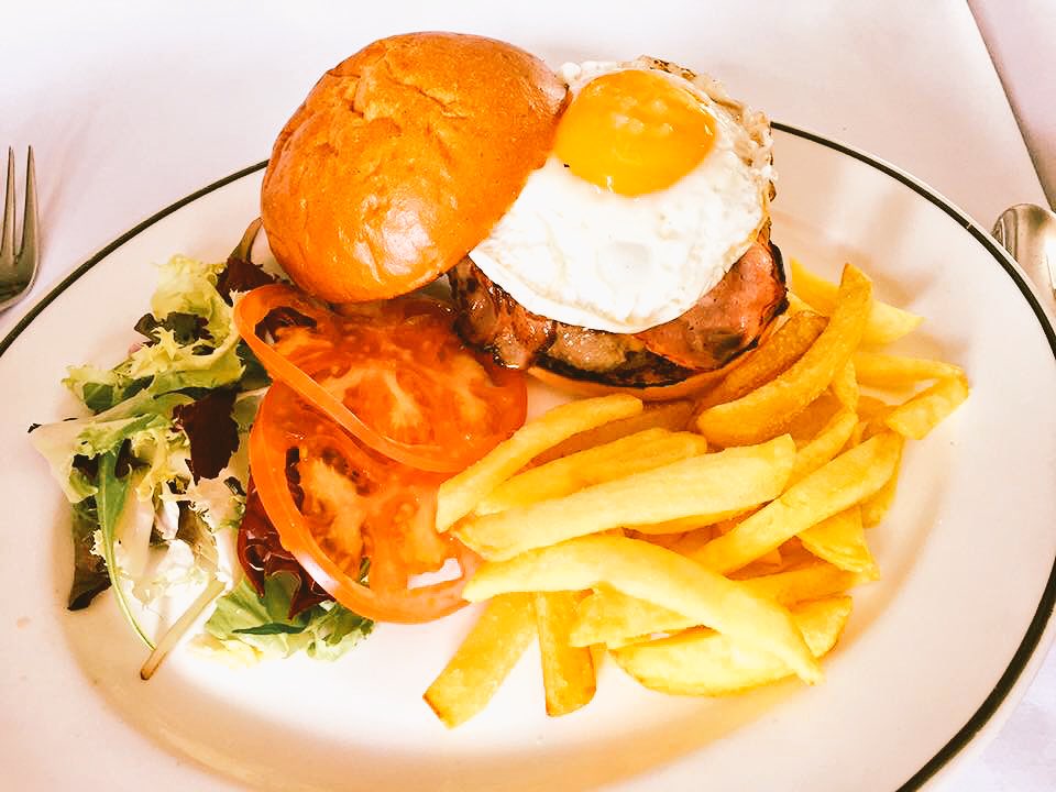 EstudianteClub's tweet photo. La mítica hamburguesa @Grupo_JoseLuis_ y una buena @Heineken_ES para disfrutar del fútbol🍔+🍺=10€💰
#ChampionsLeague https://t.co/WYWmETOhQp