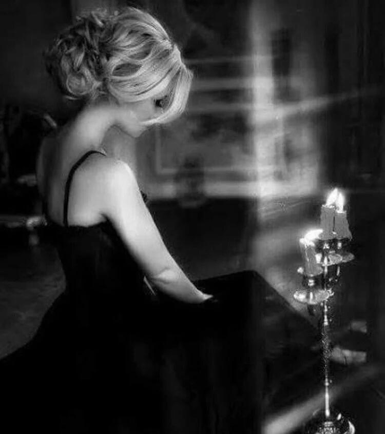 أعزوفتي...
سأكتب لك من حروفي عشق
وأجعل كل النساء تغار من عزف أناملي
إنتي أسطورة عشقي وسر لحني