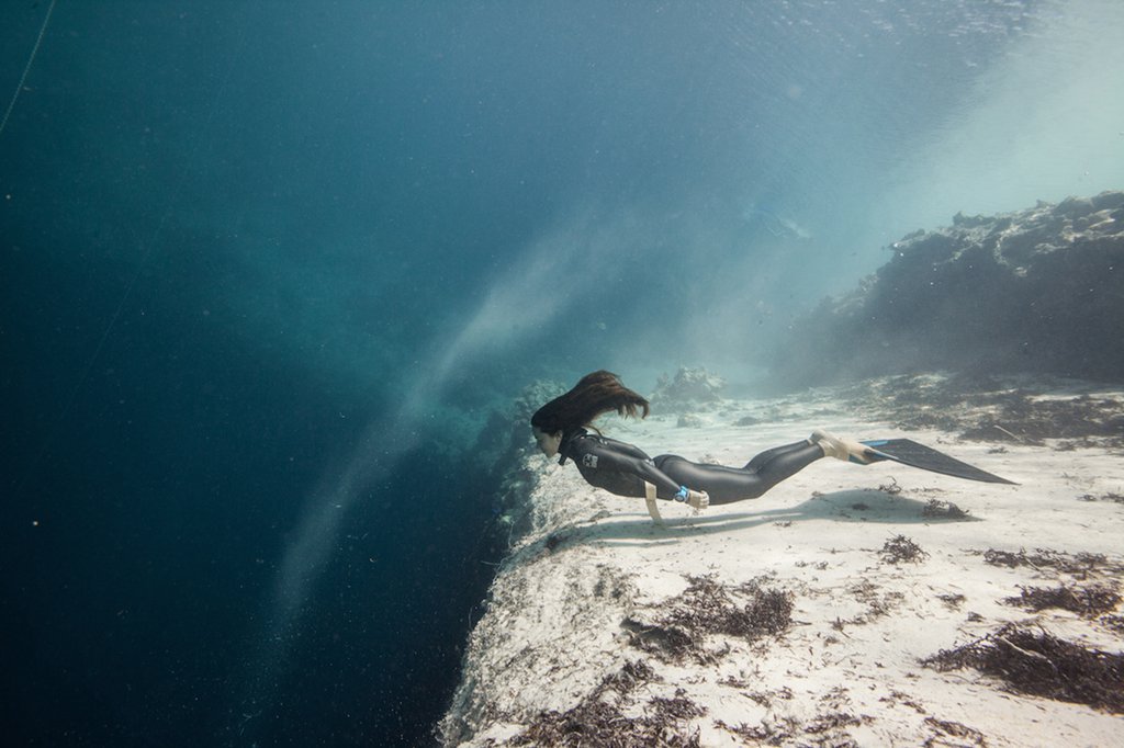XHNews's tweet photo. Ever tried #freediving? Take a deep breath and follow Colombian @SofiGomezU to enjoy amazing underwater scene https://t.co/d7GclozX0I