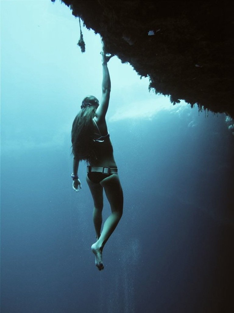 XHNews's tweet photo. Ever tried #freediving? Take a deep breath and follow Colombian @SofiGomezU to enjoy amazing underwater scene https://t.co/d7GclozX0I
