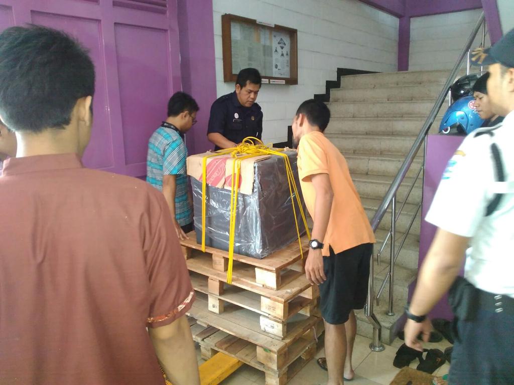 indojayalog's tweet photo. Proses penempatan mesin brankas #JasaEkspedisiSolo #PaketExpress https://t.co/3qx867ZGyB