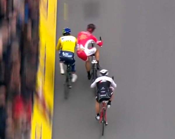 nieuwsbladsport's tweet photo. Bouhanni gestraft na turbulente sprint in Parijs-Nice: leider Matthews wint https://t.co/aGEPuvNMCE https://t.co/IYqizELtSV