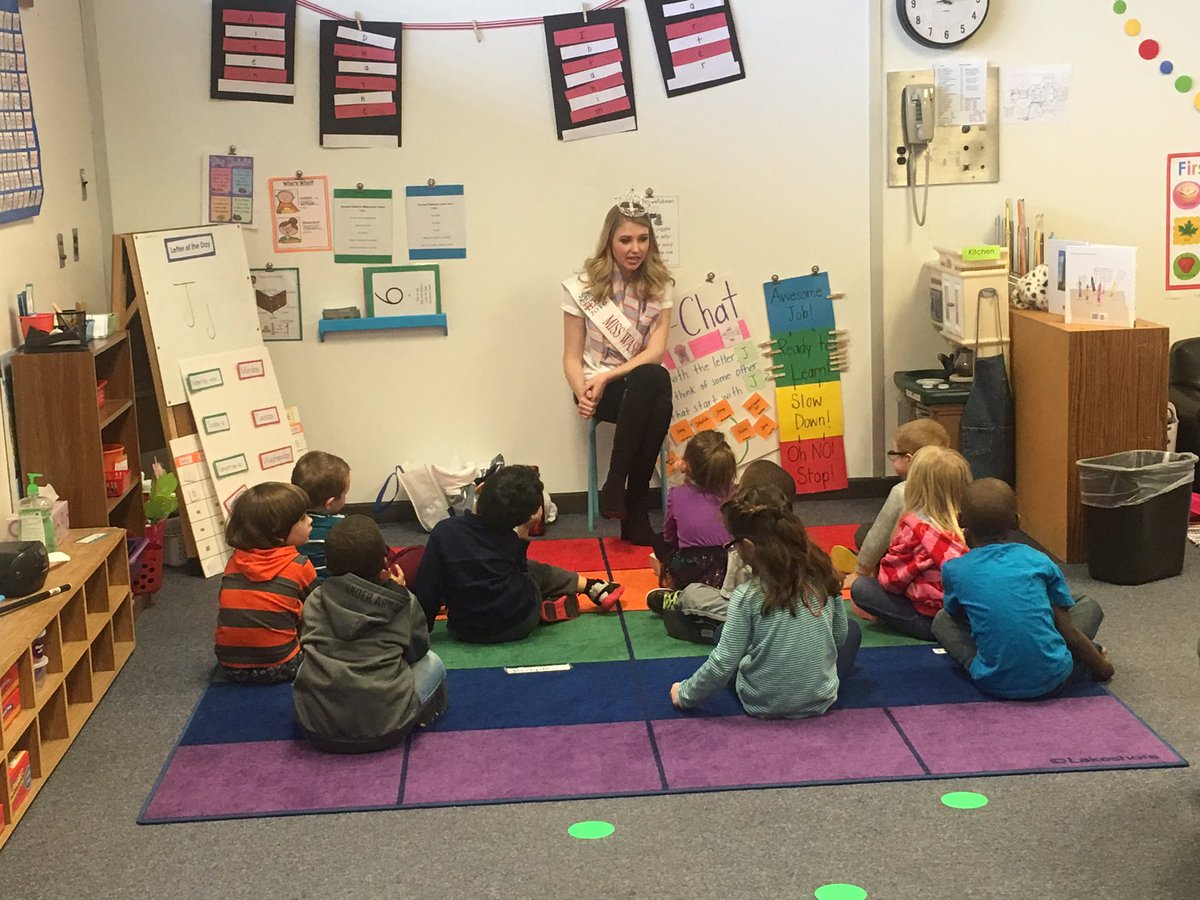 mklong0's tweet photo. Today we had the opportunity to have Miss Washington County's Teen read to us!! @PHE_Dragons https://t.co/mMRb7vm1UR