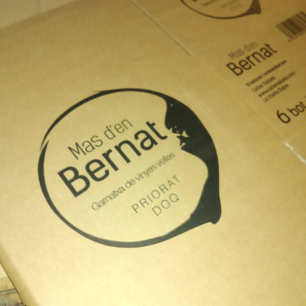cellersabate's tweet photo. Montant caixes per etiquetar el #masdenbernat 2015. Montando cajas para etiquetar el #vino #tinto Mas den Bernat '1… https://t.co/l9CkImxsEB