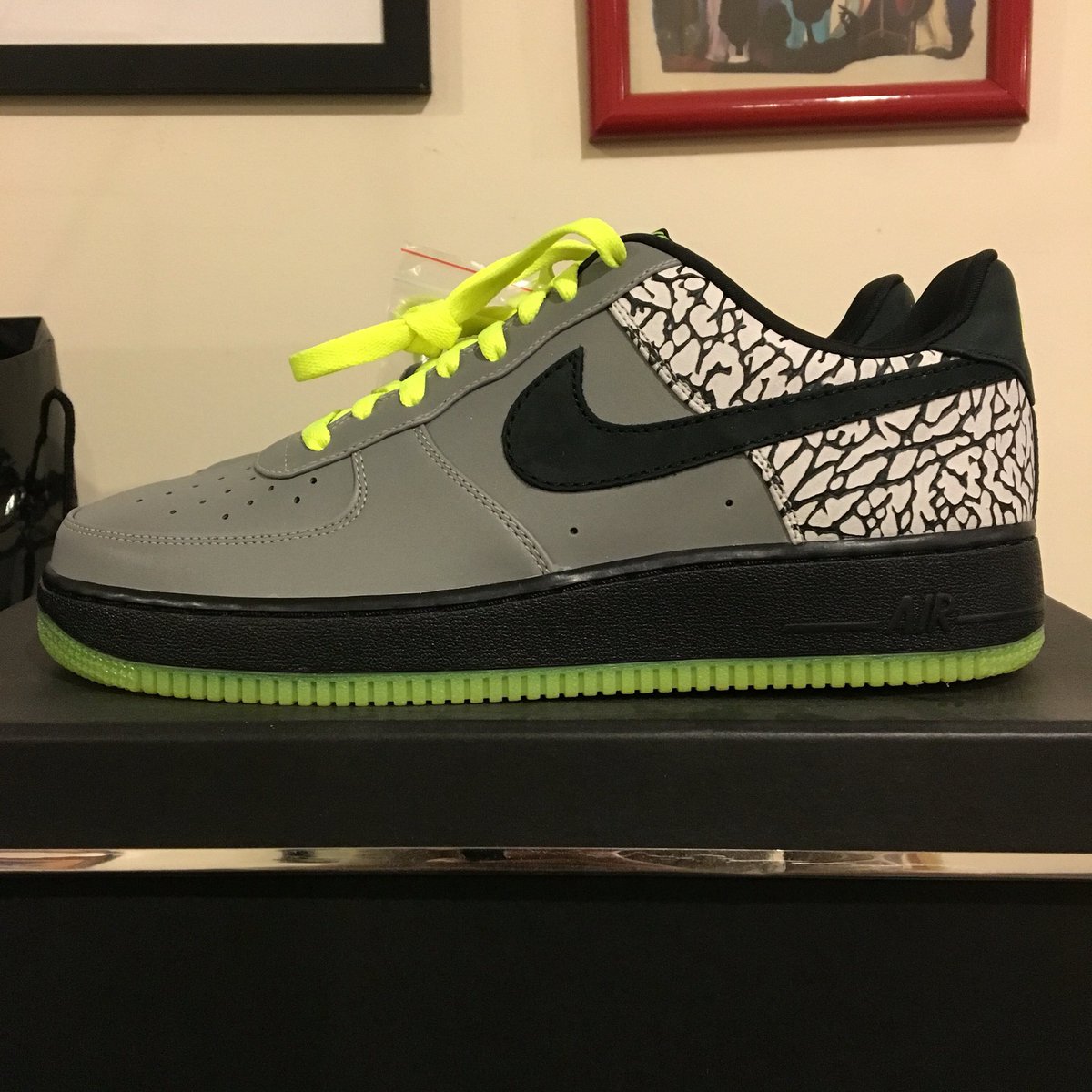 SneakerChad's tweet photo. Somebody buy these DS size 10 112 AF1 https://t.co/hclB8KA3Dq