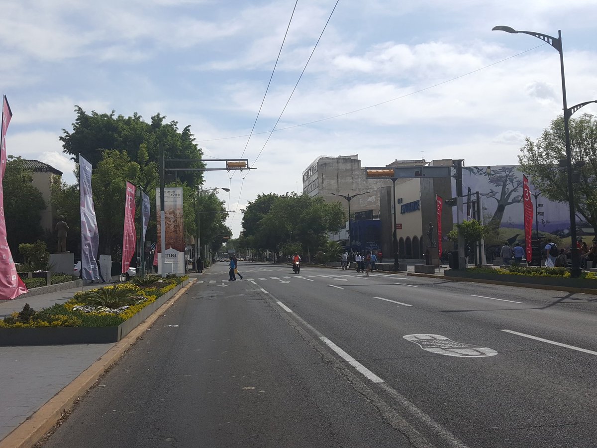 Do0mMX's tweet photo. Así luce Juárez casi Enrique Diaz de León @Trafico_ZMG por  los minions. https://t.co/xOPqdJhWsN