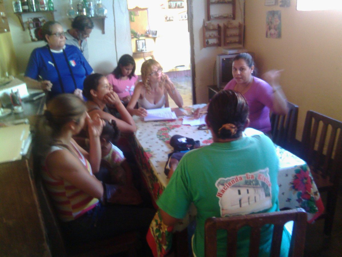 EmcomunaGuarico's tweet photo. Reunión con la Comisión Promotora de la Comuna #MamaEduardaDelgado Parroquia Macaira #Mincomuna @hazenstaub https://t.co/Cyc50WZK3c