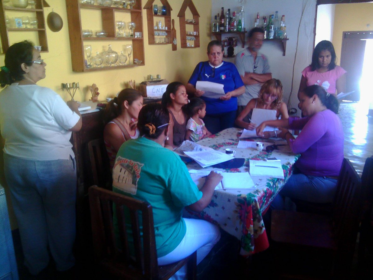 EmcomunaGuarico's tweet photo. Reunión con la Comisión Promotora de la Comuna #MamaEduardaDelgado Parroquia Macaira #Mincomuna @hazenstaub https://t.co/Cyc50WZK3c