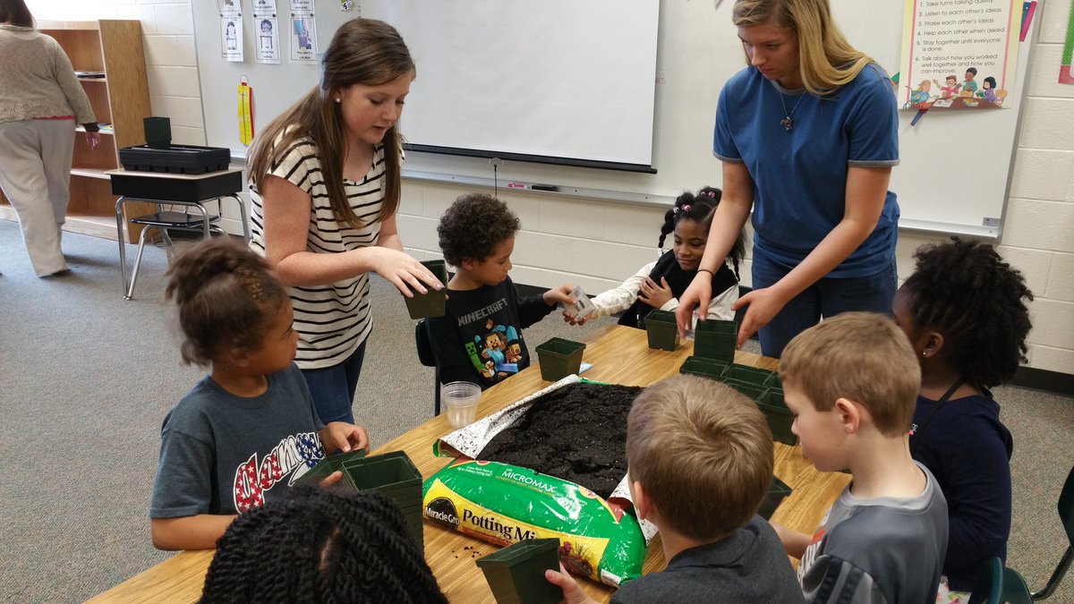 GSCS_CTAE's tweet photo. Ss @LGHS_HCS work w/ luella elementary to raise support @RelayForLife as a service learning @nylcorg @MrsAggieBrown https://t.co/Cp3j7pozFG