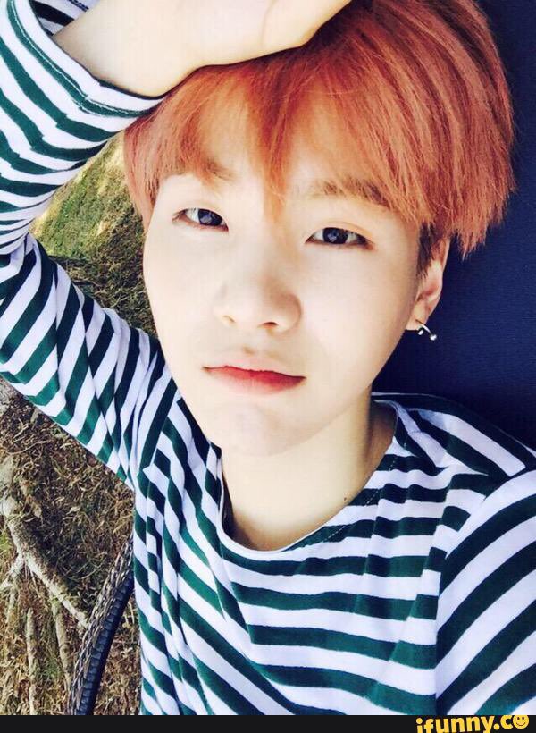 KimTeaV30's tweet photo. Happy birthday SUGA :)) https://t.co/iPHxQifdXn