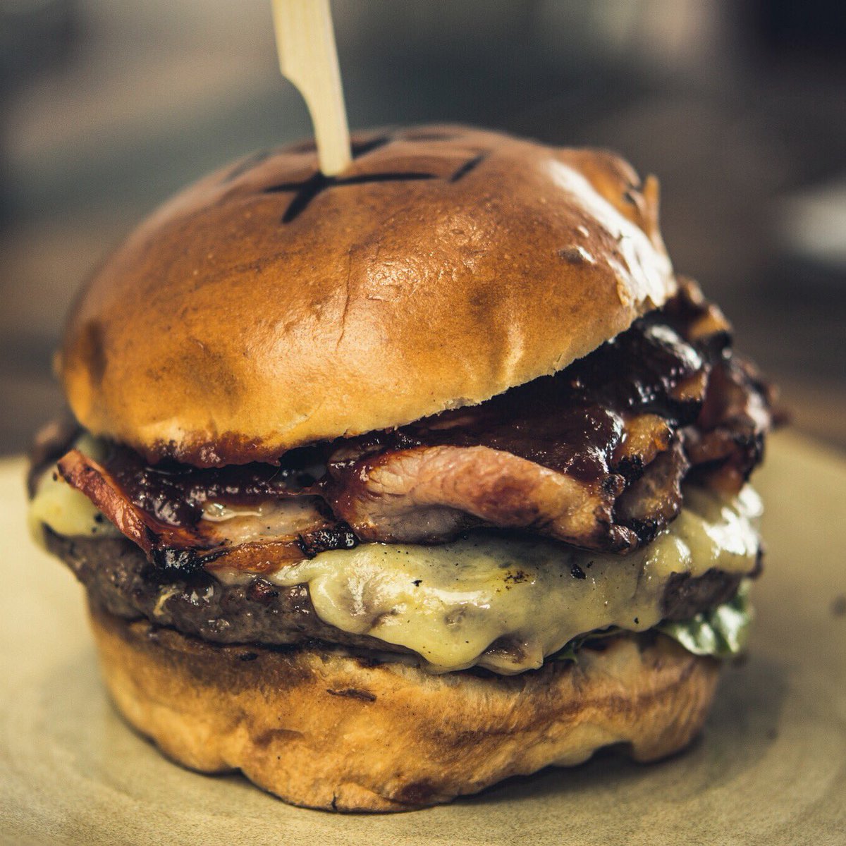 Boss_Burgers's tweet photo. Oi you, competition time! To win burgers, fries &amp; brownies for you &amp; a pal, give us a follow &amp; RT. You have 48hrs. 🐮 https://t.co/836kwwVC10