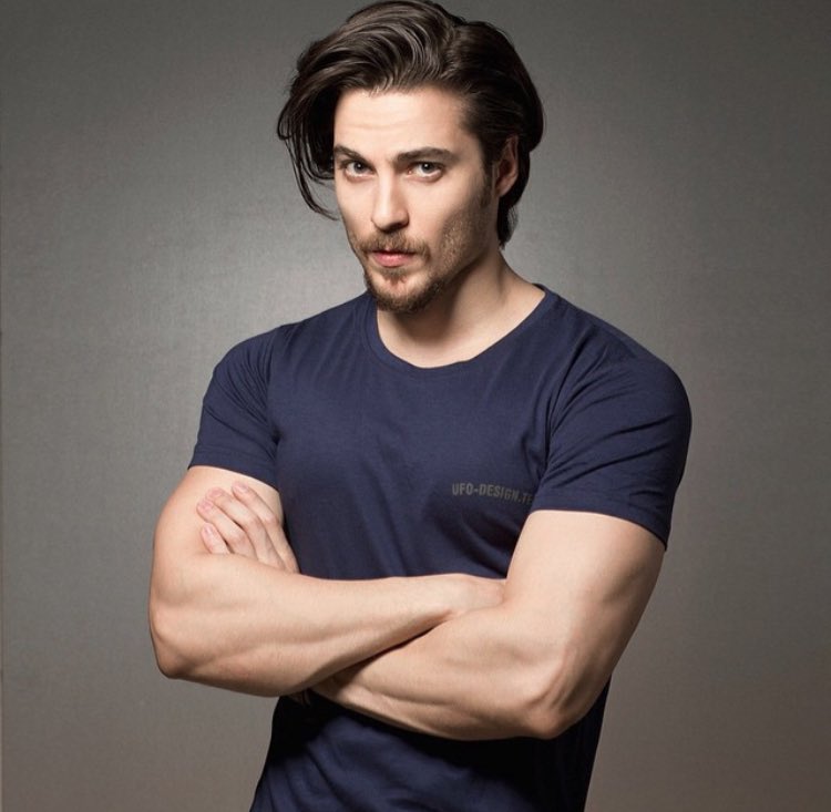 الاسم: حميد فدايي.
البلد: إيران 🇮🇷
العمر: 27 عامًا.
المهنة: عارض أزياء .
الطول: 185 سم.