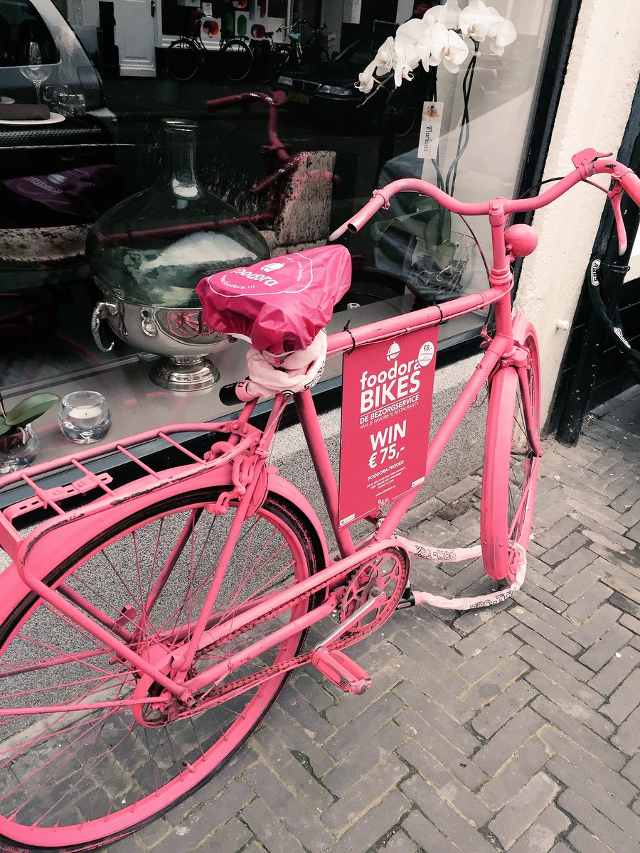 mav__is's tweet photo. #pinkbikes #denhaag @foodora_NL https://t.co/jQhZrzTzZ1