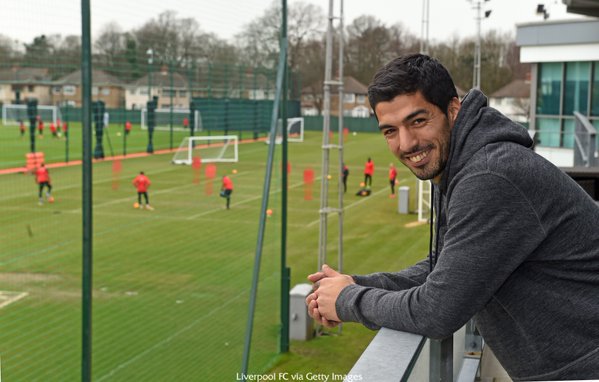 CleatsOff's tweet photo. Luis Suárez (@LuisSuarez9) pasó por Melwood y observó el entrenamiento del Liverpool (@LFCEspanol). #LFC #YNWA https://t.co/Z1JpuSYMlA