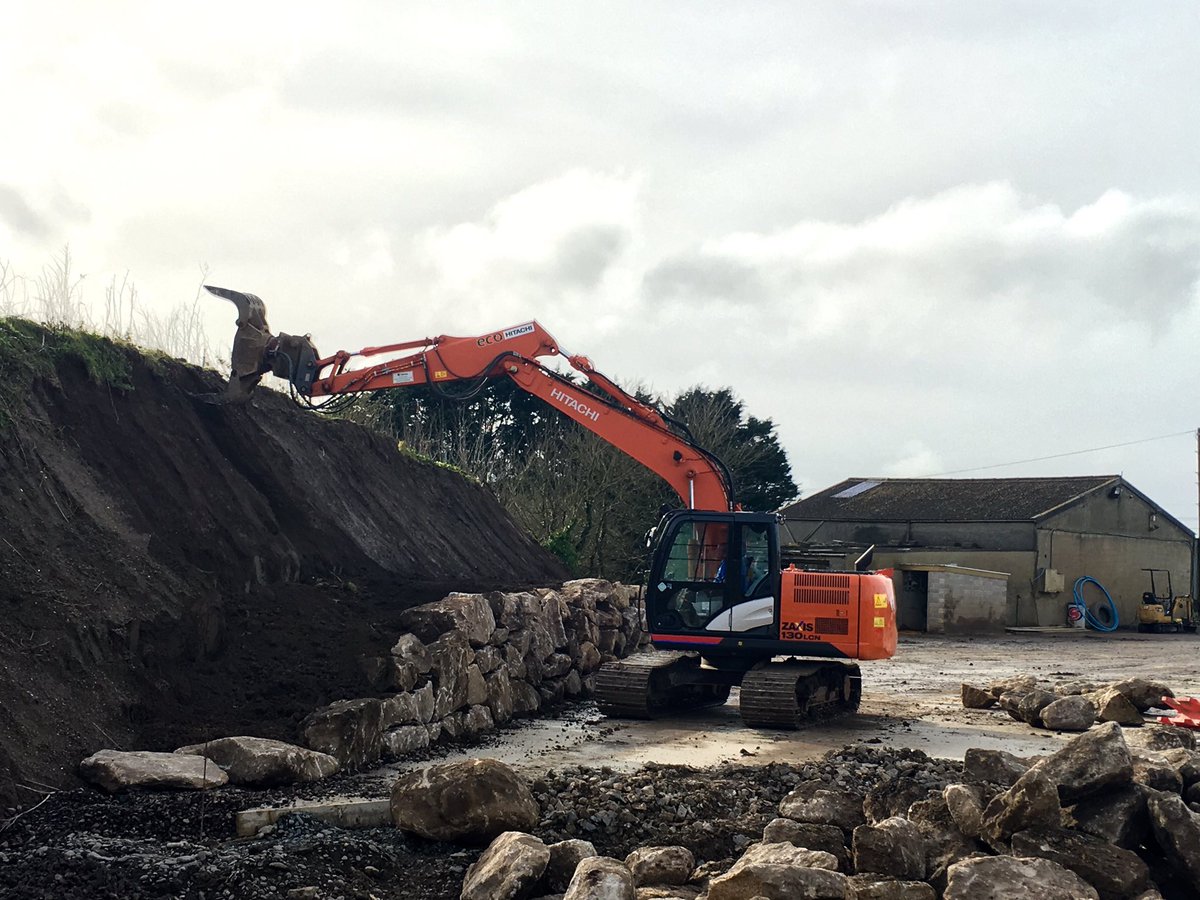 CIBLELLO's tweet photo. Tiding the yard up! @HitachiCME @CIBLELLO #ciblello #hitachi13t #cornwall #hayle #groundwork #demolition #work https://t.co/d5PrmfSqxF