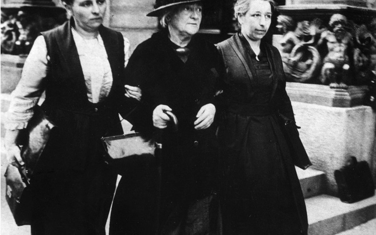 NewStatesman's tweet photo. Don’t forget the revolutionary roots of International Women’s Day https://t.co/ZSvCmPiXyL #IWD2016 https://t.co/mVplWaLYFK