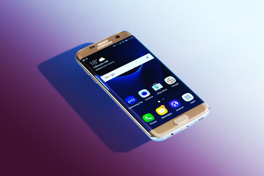 WIRED's tweet image. (REVIEW) Samsung&apos;s new Galaxy phones take superb pictures bit.ly/1XaO2PE