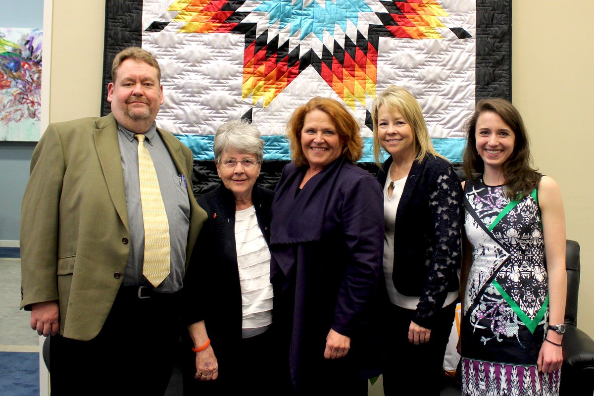SenatorHeitkamp's tweet photo. Great to meet w/NDans from @nkf about the importance of kidney disease detection & treatment. #kidneysummit16 https://t.co/cfFyNVdZxj