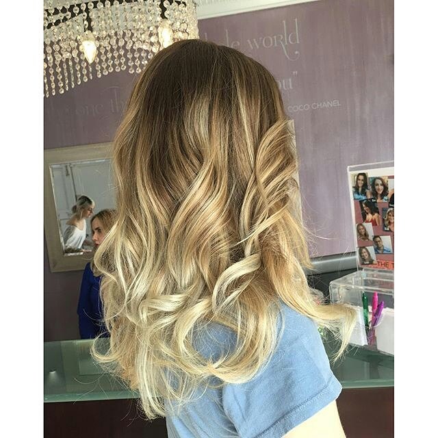 MakeOverShare's tweet image. #Beautifulhair #Repost @hairbyraquell  🙆 #contrast #colorcafe #modernsalon #behindthechair #blowdrybykerri #curls