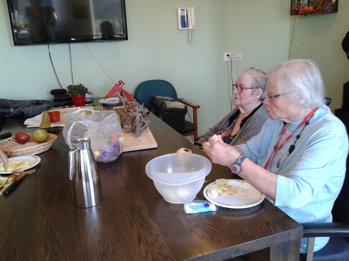 Bloemstukken en appeltaart gemaakt door de bewoners van de Spoorzijde <a href="/Coloriet/">Coloriet</a> De Hoven met dank aan Carlien