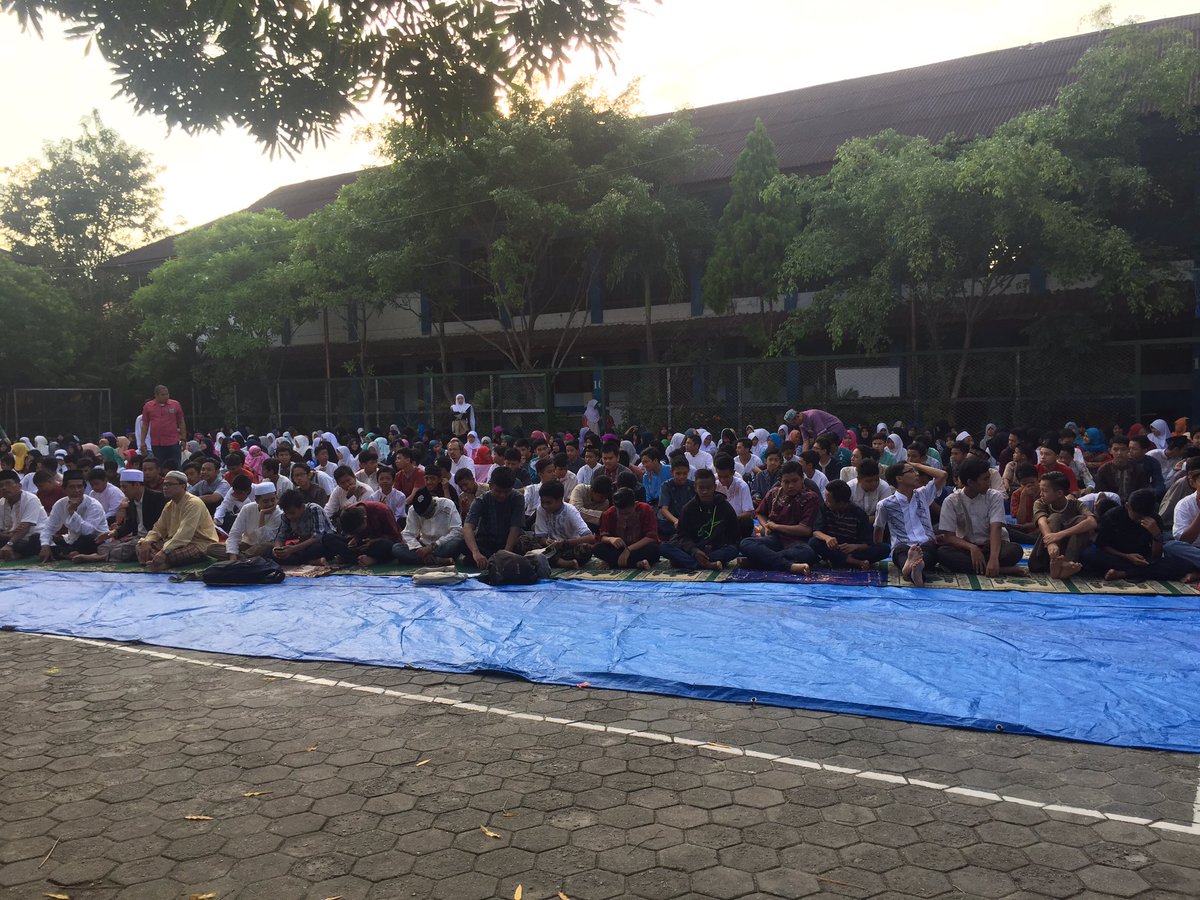 OSISSpanda's tweet photo. Udah pada siap untuk sholat gerhana matahari😀👌 https://t.co/FFMKp60fgw