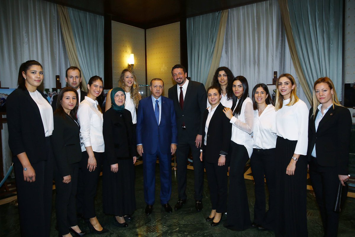 RTErdogan's tweet photo. Tüm kadınların 8 Mart Dünya Kadınlar Günü'nü en samimi duygularımla tebrik ediyorum. https://t.co/grpBMvF4Jp