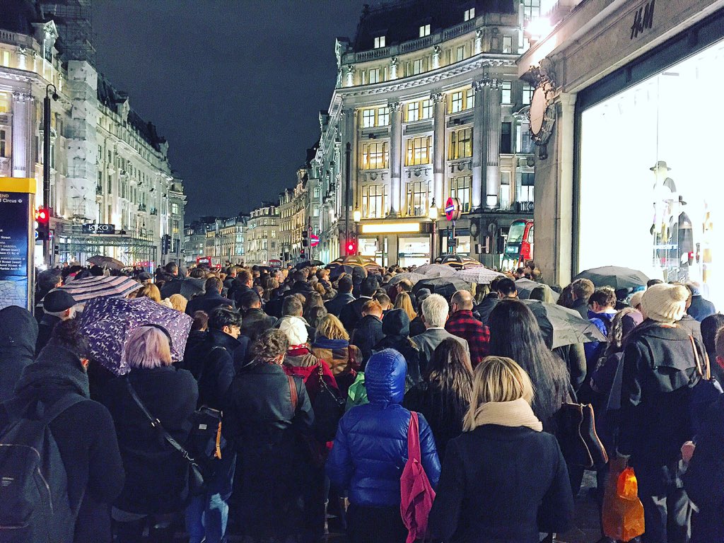 jc_bee's tweet photo. Biggest queue ever at #oxfordcircus #depressing #raining #someonefarted https://t.co/Pvu2hLzr4O