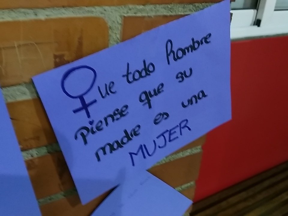 InstitutBastida's tweet photo. Alumnat d'ESO i Batxillerat reflexionant sobre el dia internacional de la dona treballadora. #InstitutLaBastida https://t.co/BctvHb6orO