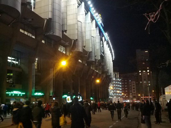 ChicaRealMadrid's tweet image. Suasana di luar Bernabeu sekarang

#RMLife #UCL #NA