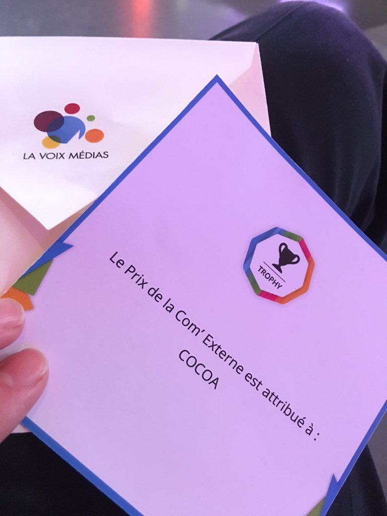 AlexMartinpro's tweet photo. Soirée @comenorday ! Remise du trophée de la com' externe par @lavoixmedias à cocoa... Bravo à eux ! https://t.co/MyAsCYe6fc