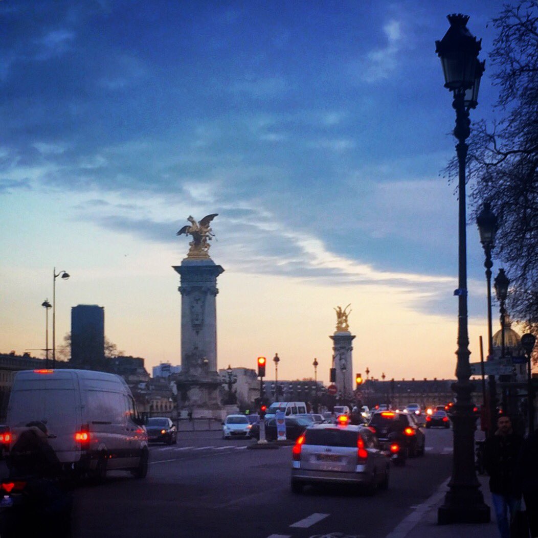 MAC_Ryuko_L's tweet photo. Getting off work today with another gorgeous view💙✨ #paris #pfw #afterwork #beautifulskyline #sunset #clouds https://t.co/WdiqKcJQye
