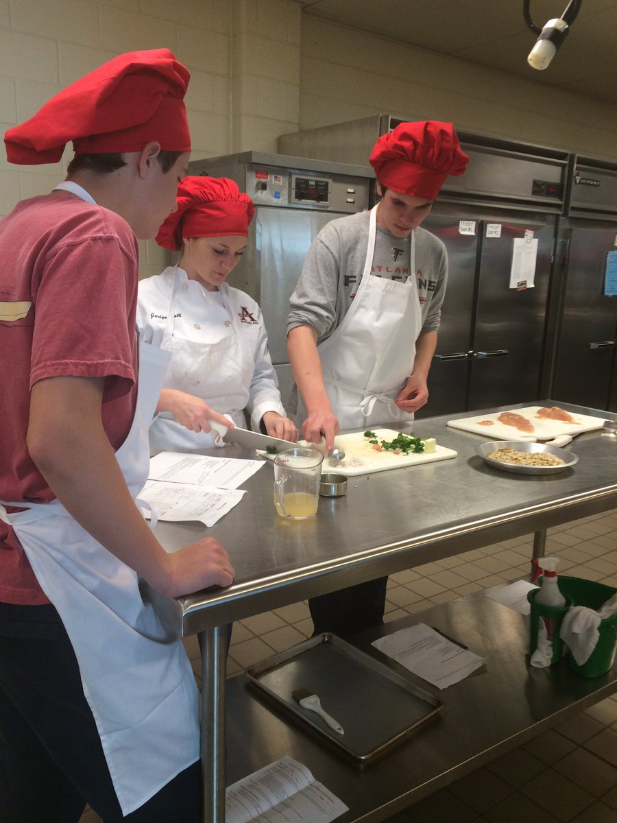 IntCulinaryAHS's tweet photo. 4th block working on mise en place for lab today! #pankochicken https://t.co/Go6MeZodi5