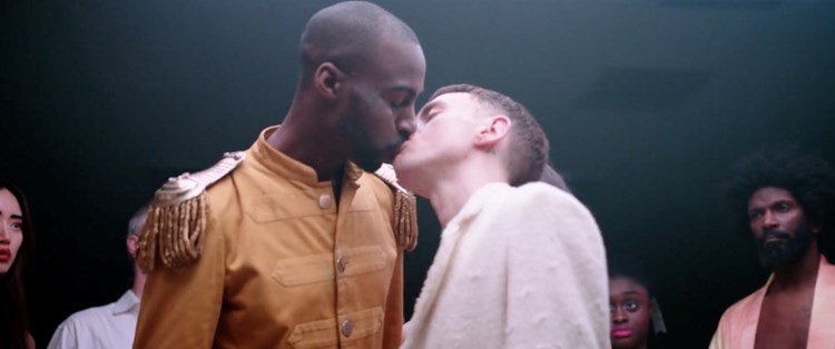 Nos encantó el manejo de la sexualidad y lo visual en #Desire nuevo video de <a href="/yearsandyears/">Years & Years</a> youtube.com/watch?v=GNb4FB…